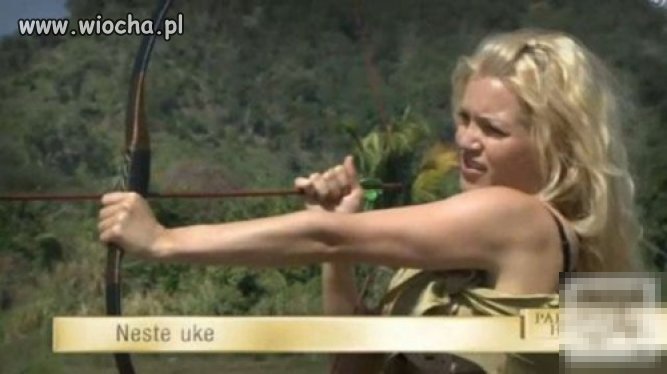 Blondynka strzelająca z łuku