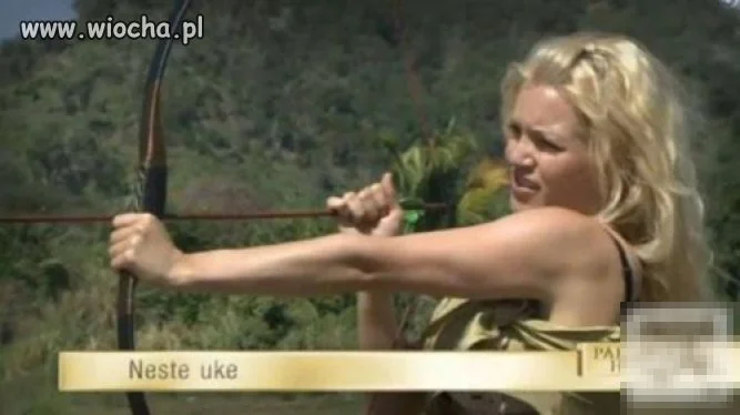 Blondynka strzelająca z łuku