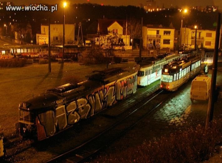 Nocą wymazali spray-em cały tramwaj