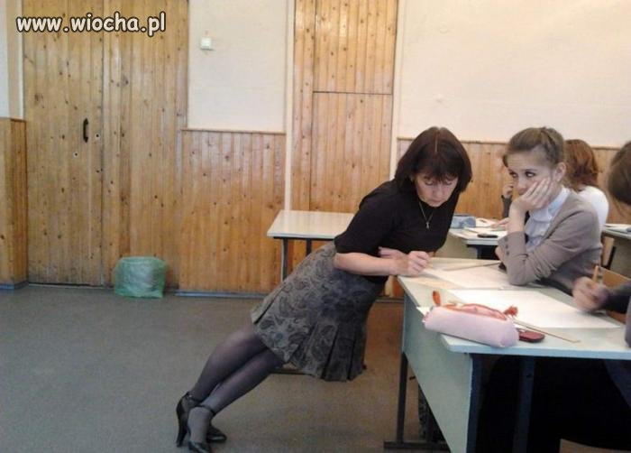 Hmmm... bardzo ciekawą pozycję przyjęła...