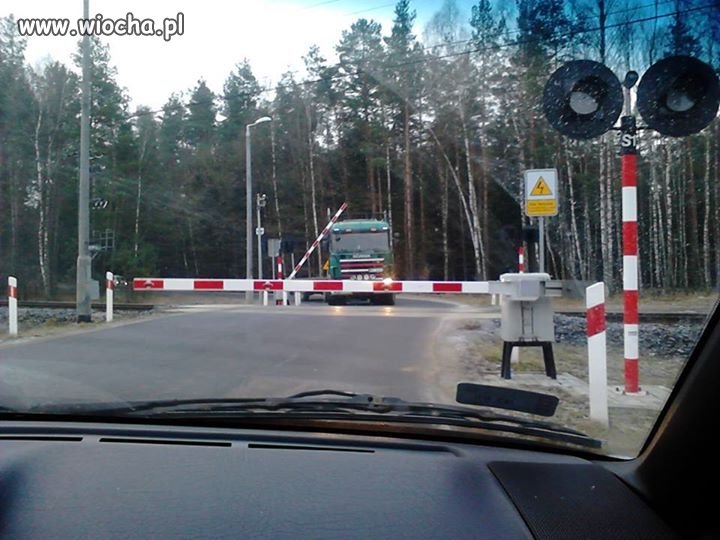 I jak tu ma nie być wypadków? Zawodowy kierowca...