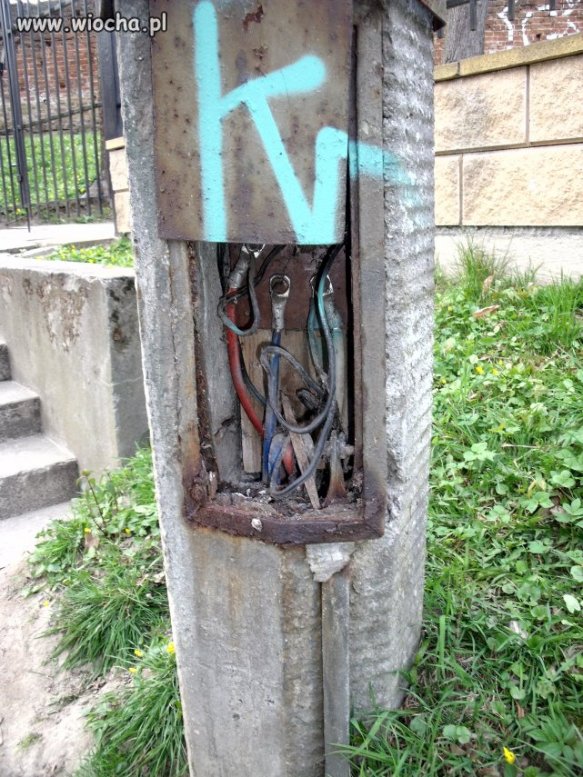 Odryte przewody w czynnej wciąż latarni