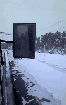 Właśnie skończył odśnieżać peron