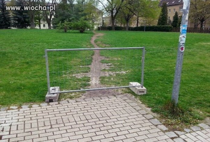 Dość chodzenia trawnikiem na skróty