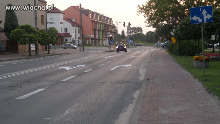 Znaki na ulicy lekko nie zgadzają się ze znakiem.