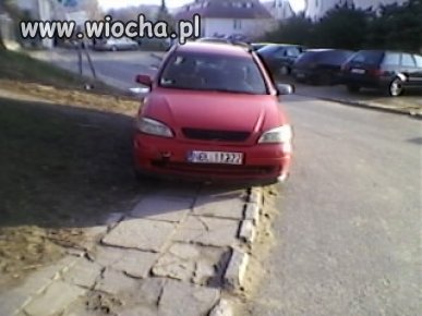 Parkujące NOLe. Na zakręcie na całym chodniku