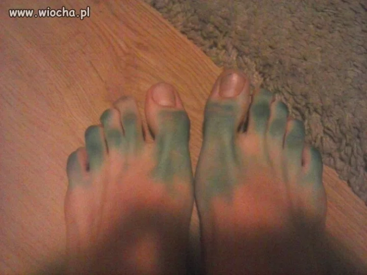 Deszcz lekko mi zmoczył buty 