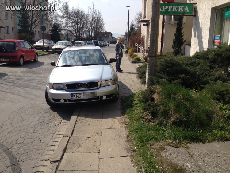 Piesi nieważni ważne autko