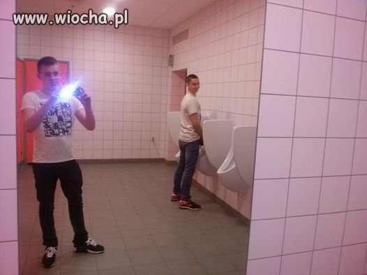 Selfie w kiblu, dzisiejsza młodzież