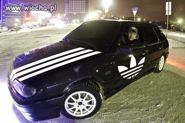 Samochód z adidasa.