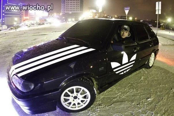 Samochód z adidasa.