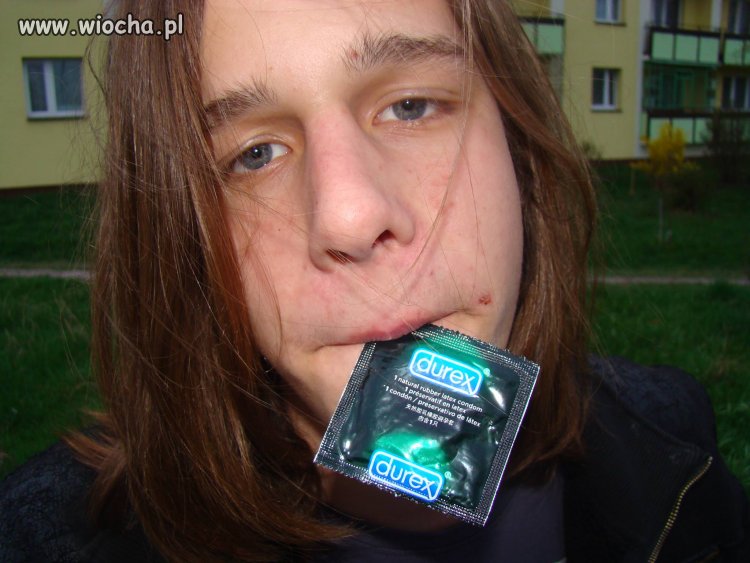 Zdjęcie z prezerwatywą w buzi