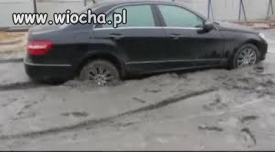 Idiota wjechał w świeżo wylany beton