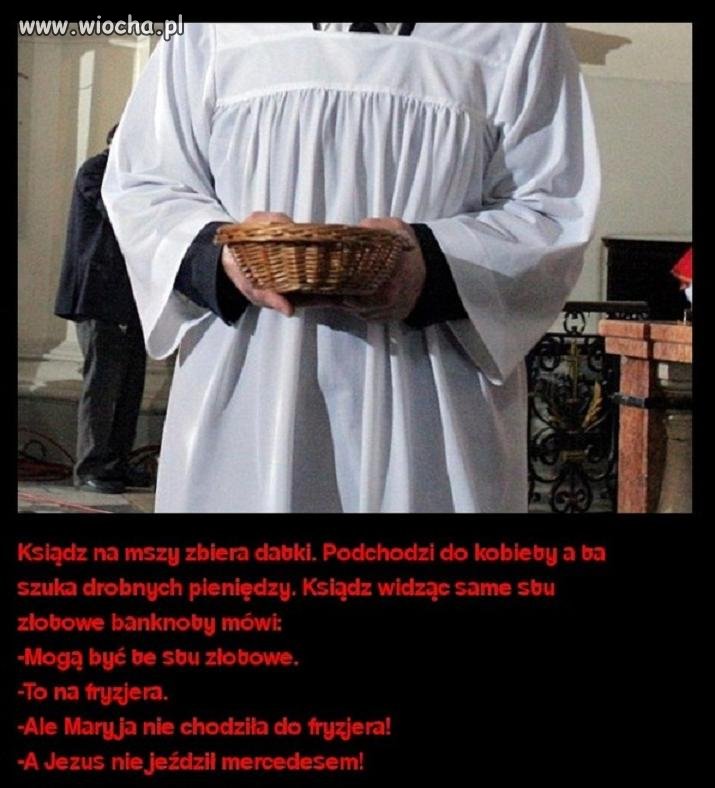 Ksiądz na mszy zbiera datki...