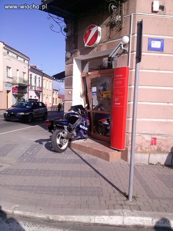 Zabrakło mu gotówki, więc poleciał do banku.