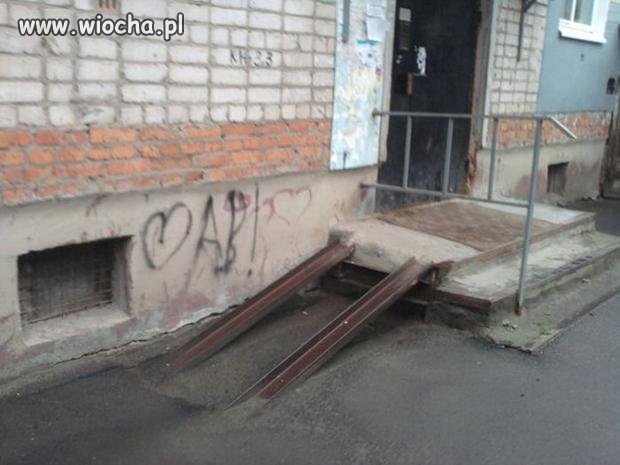 Jest podjazd dla wózków? Jest...