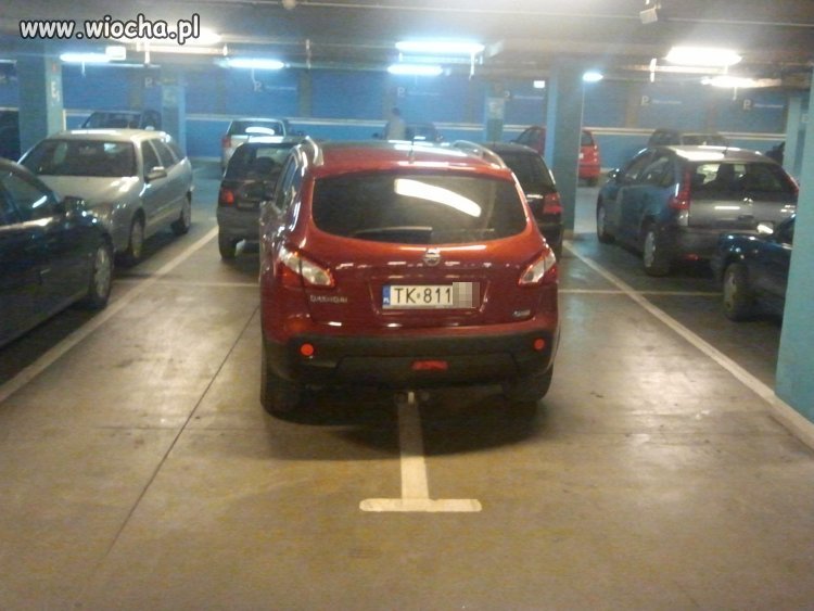 "Miszcz" parkowania w kieleckiej galerii