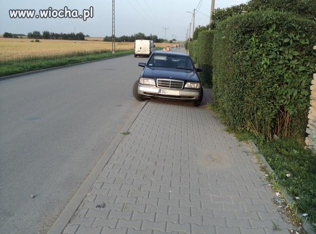 Piesi won na jezdnie bo...