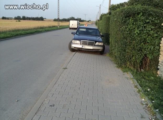 Piesi won na jezdnie bo...