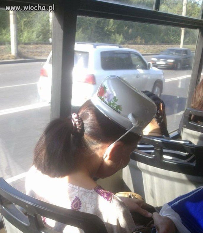 "siedzi w autobusie pani z garnkiem na głowie..."