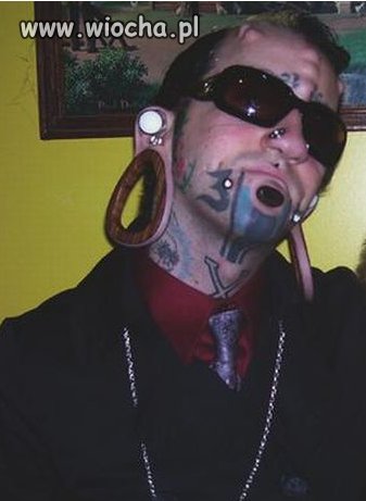 Gangster w brylach.