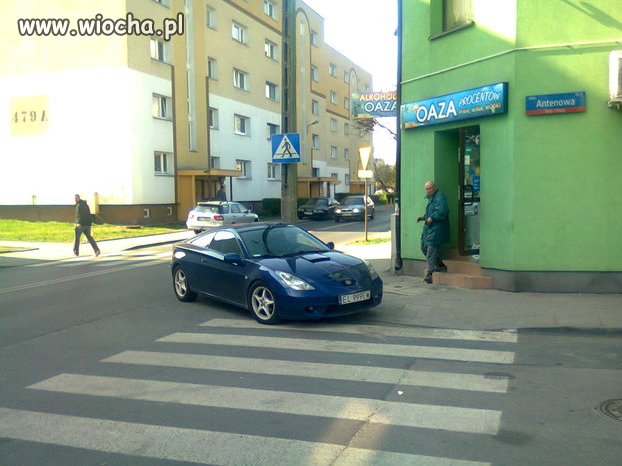 Taki kac że mało pod ladę nie podjechał.