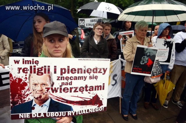 W imię religii i pieniędzy!