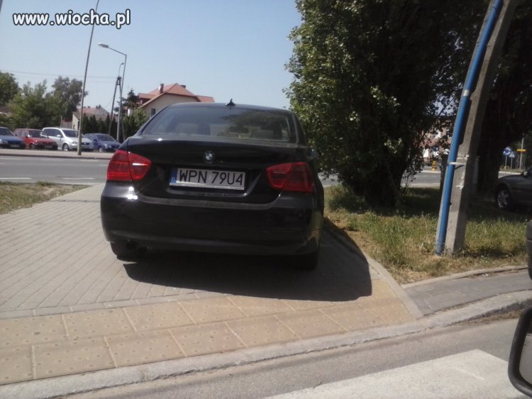 Tak się parkuje w płońsku pod polo na kolejowej