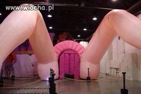 Wejście Miley Cyrus na spotkanie z fanami... 