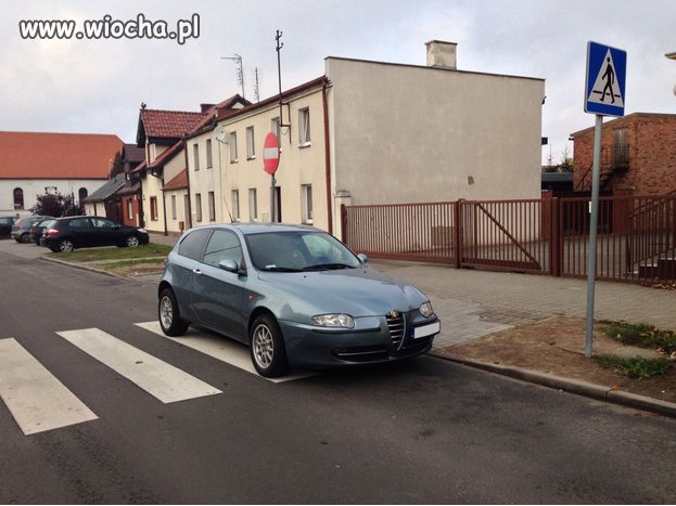 Zaparkował sobie kretyn Alfę na drodze .