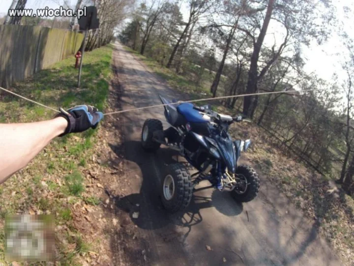Pułapka na motocyklistów - linka rozwieszona w lesie