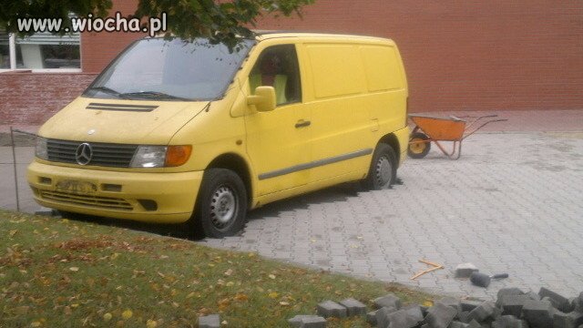 Na parkingu przy markecie na os. Jagiellońskim w Poznaniu