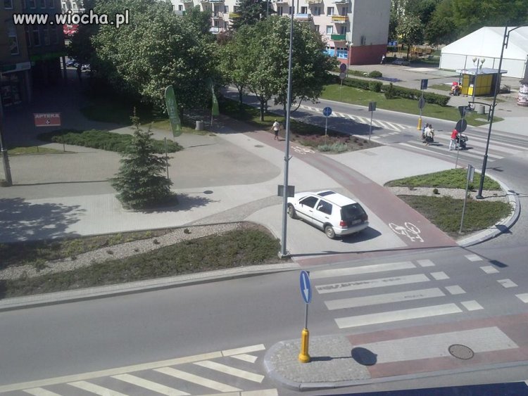 Kolejny mistrz parkowania...