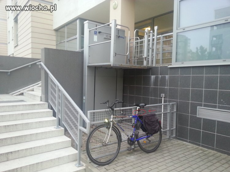 Rowerzyści też potrafią "parkować"...