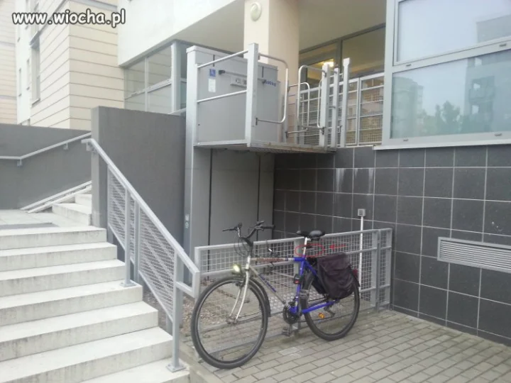 Rowerzyści też potrafią "parkować"...