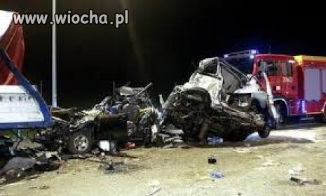 Kobieta zatrzymała się na lewym pasie przez mgłe