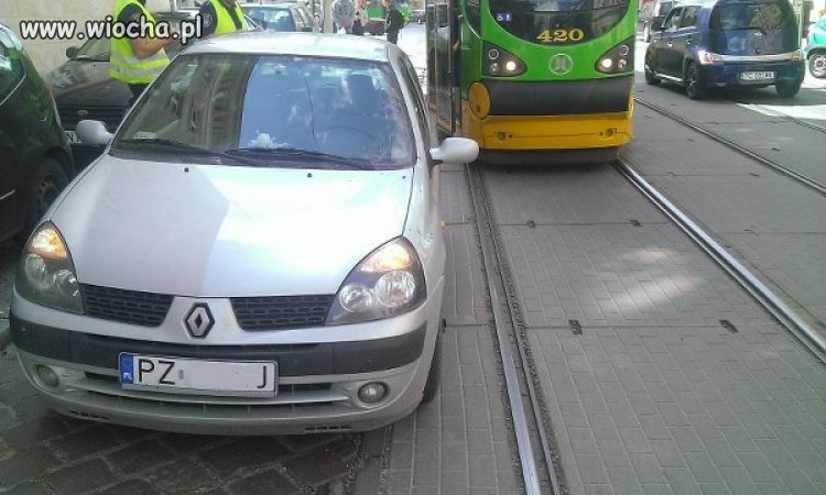 Poznań. Mistrz parkowania zablokował tramwaj.