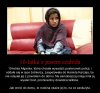 Brat wysyła siostrę w kamizelce z materiałami