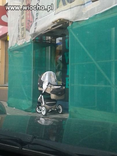 Matka zostawiła swoje dziecko i poszła na zakupy