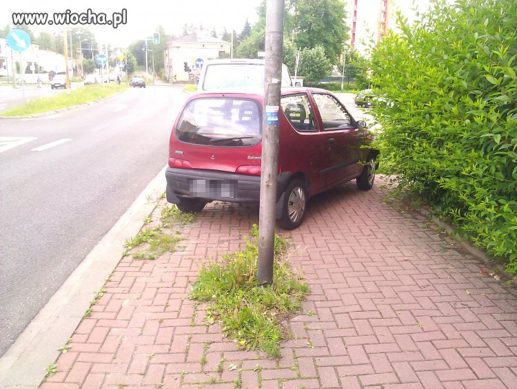 Kolejny mistrz parkowania na chodniku