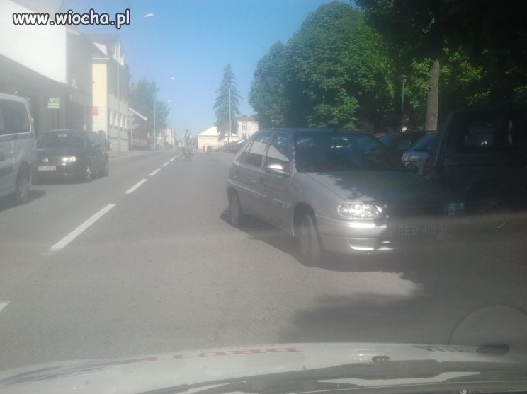 Kolejny mistrz parkowania...