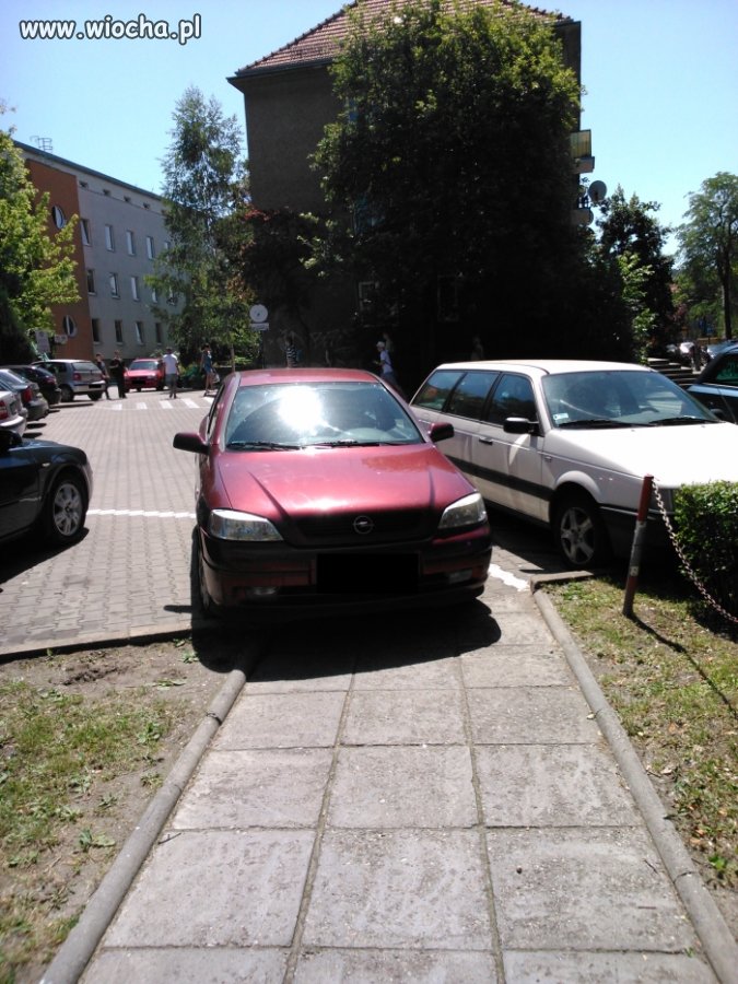 Znak zakazu parkowania? Ścieżka dla pieszych?