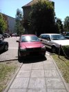 Znak zakazu parkowania? Ścieżka dla pieszych?