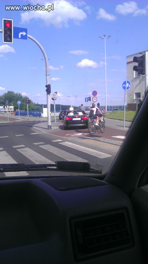 Toruń BMW na ścieżce rowerowej