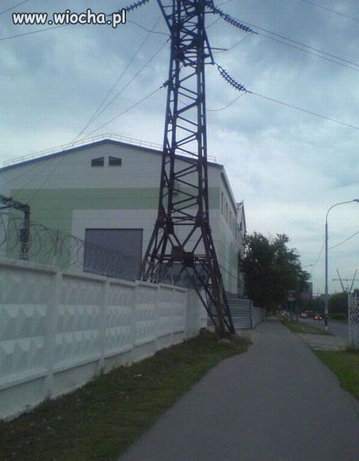 Betonowy płot,drut kolczasty i nikt nie wejdzie