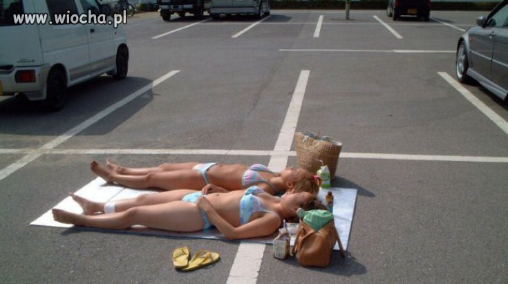 A tymczasem na pewnym parkingu