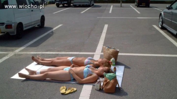 A tymczasem na pewnym parkingu