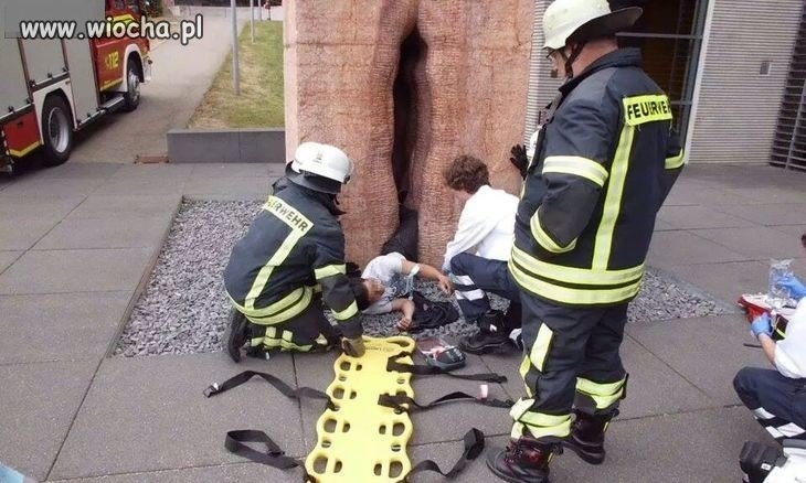 Rzeźba "Vagina"-ciekawe po co tam wlazł?