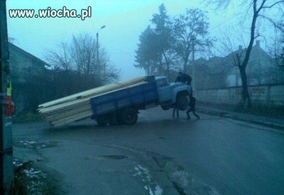 Jeszcze pięciu na maskę i dalej w drogę...