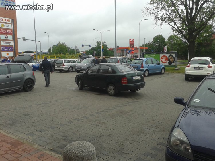 Mistrz hardkorowego parkowania . . . Wiocha